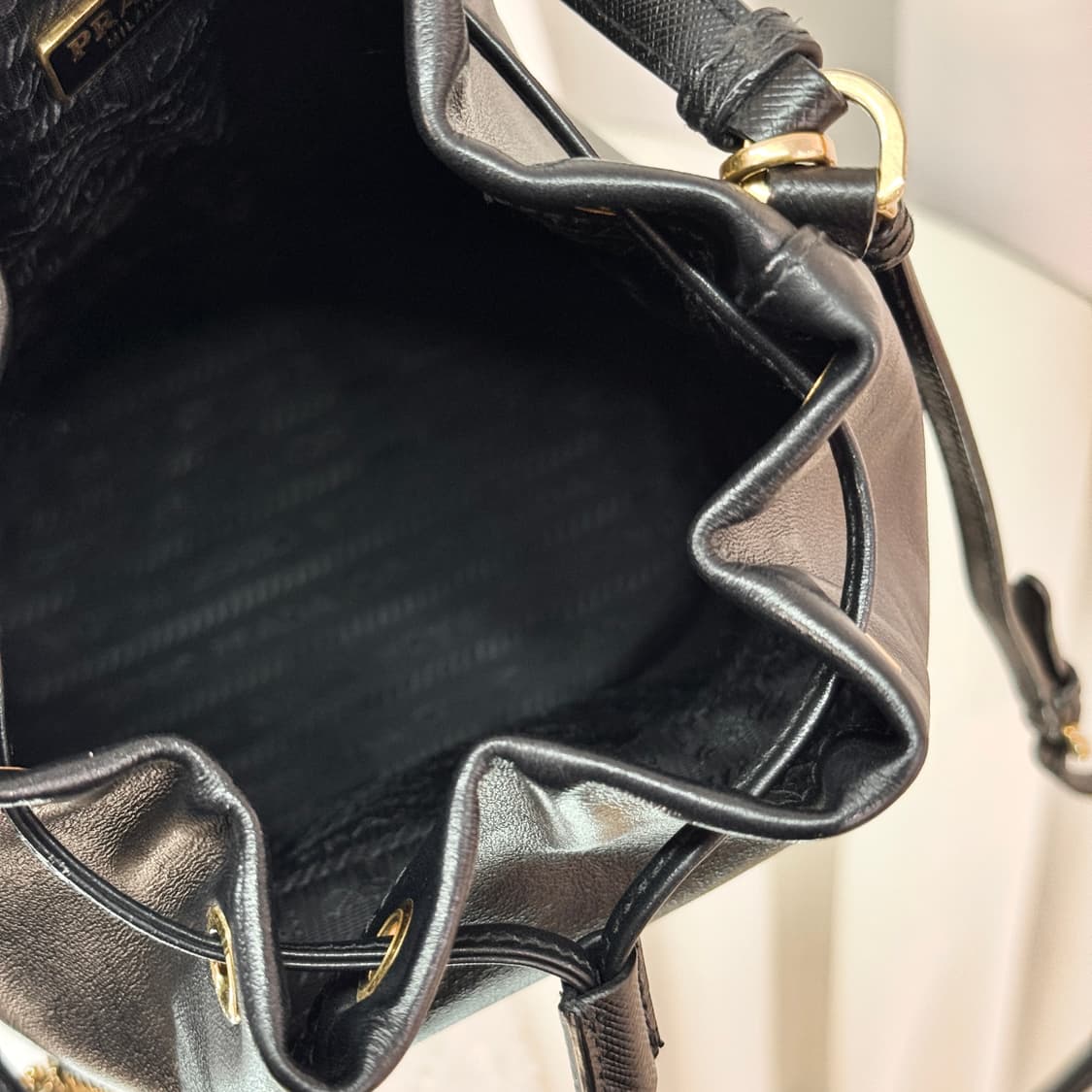 [정품] 프라다 삼각로고 듀엣 레더 버킷백 블랙 1BH038 상품이미지10