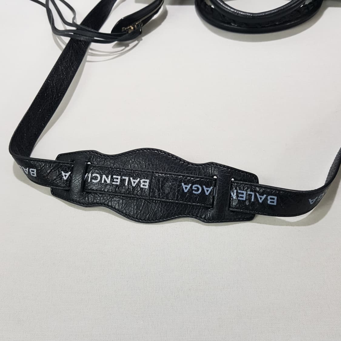 발렌시아가 클래식 모터백 미디움 로고 스트랩  상품이미지6