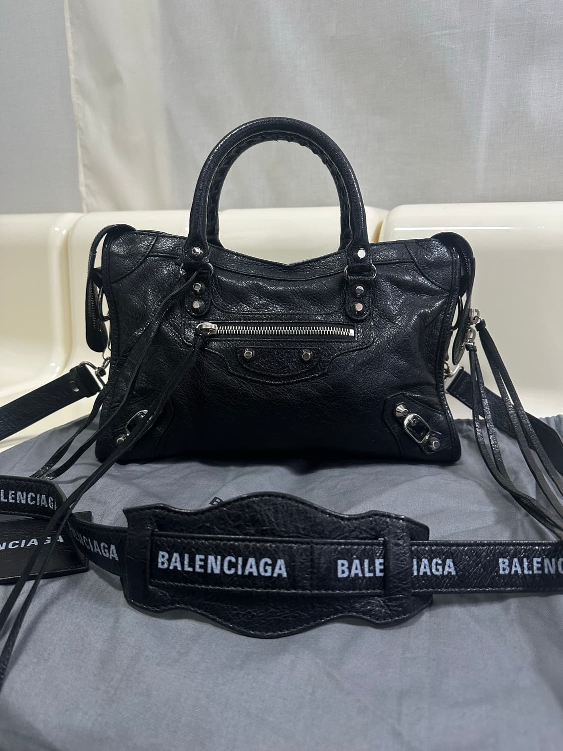 [A+ 정품] 발렌시아가 시티 모터백 블랙 스몰 로고스트랩 상품이미지1