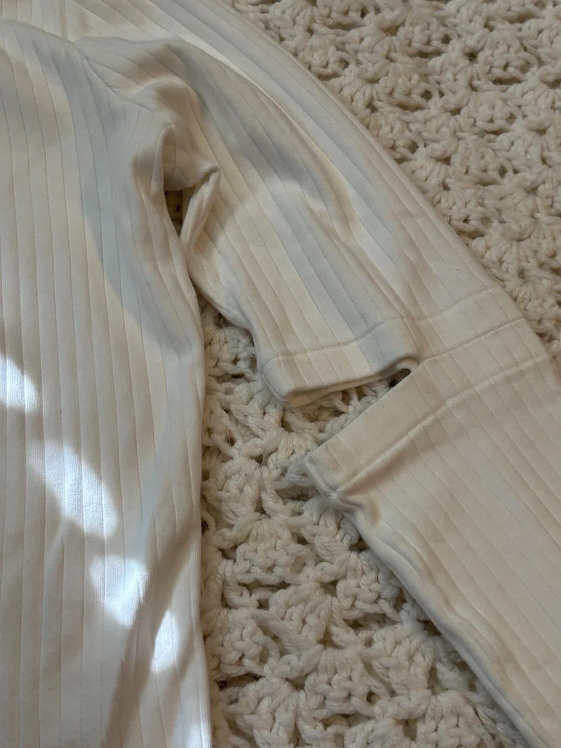 헬무트랭 리브드 엘보우 컷아웃 롱 슬리브 탑 화이트 상품이미지3