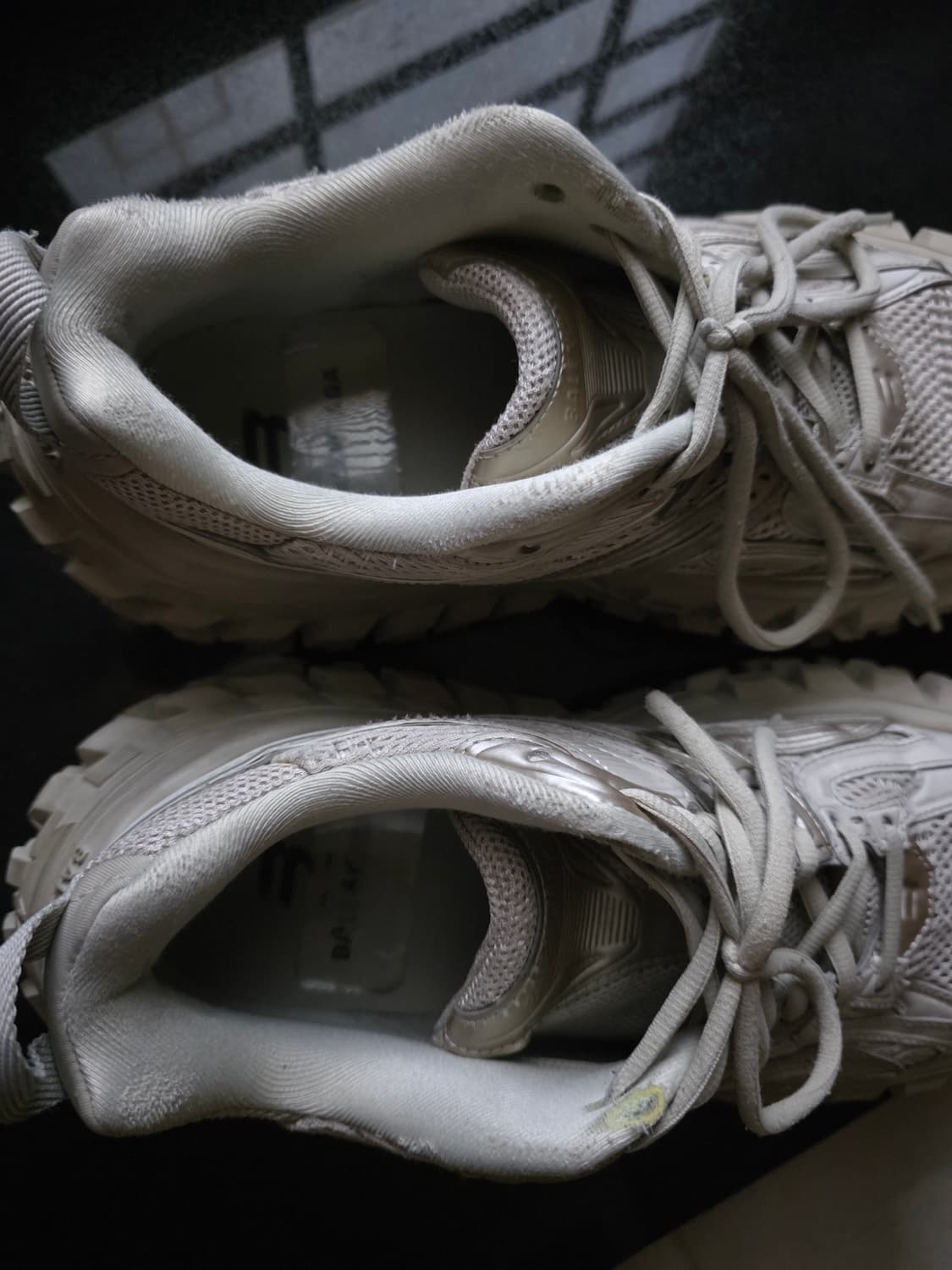 발렌시아가 디펜더 (바운서) 베이지 42 백화점판 상품이미지10