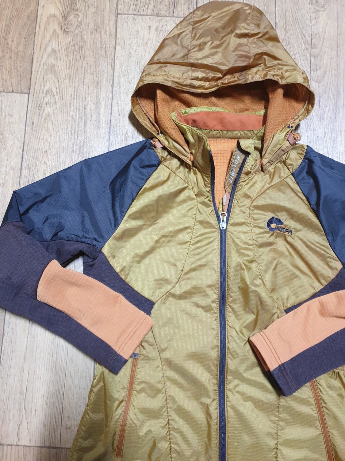 1140 네파 아웃도어 바람막이 95 사이즈입니다 상품이미지4