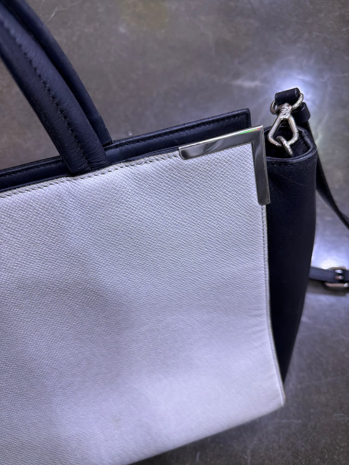 캘빈클라인 소가죽 블럭 블랙 화이트 콤비 컨템포러리 미니멀 투웨이 백 상품이미지6