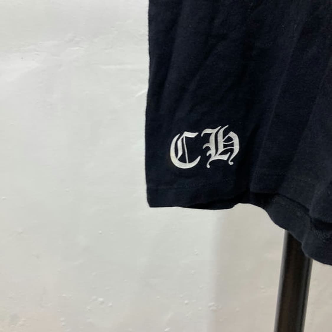 크롬하츠(Chrome Hearts)로고 프린팅 블랙 브이넥 반팔 티셔츠 상품이미지5