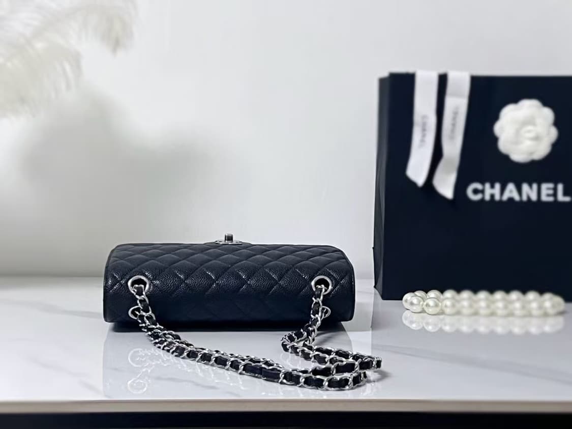 샤넬 클래식 미디움 플랩백 그레인드 카프스킨 & 실버 메탈 블랙 상품이미지2