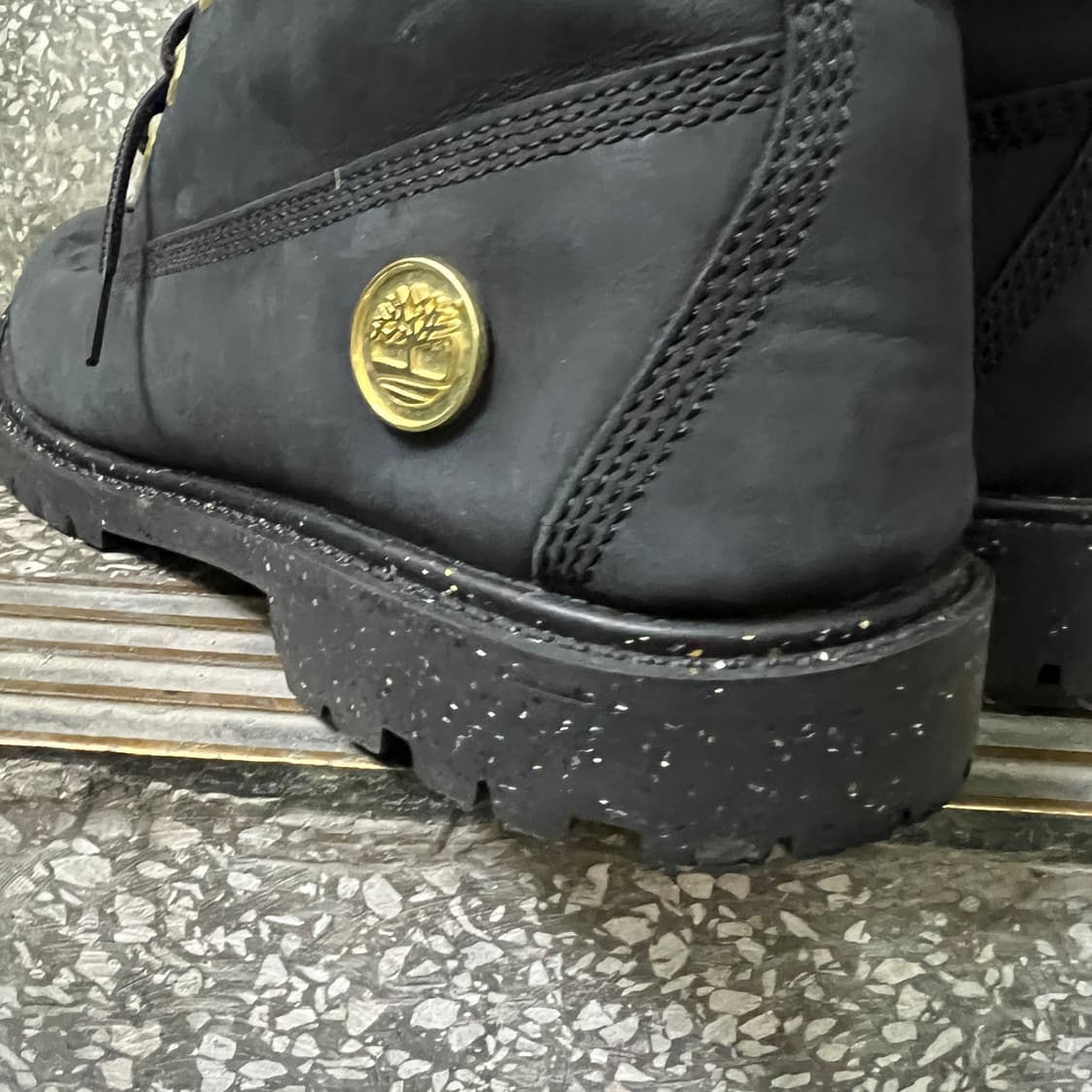 팀버랜드 헤리티지 6인치 블랙 누벅 부츠 상품이미지4