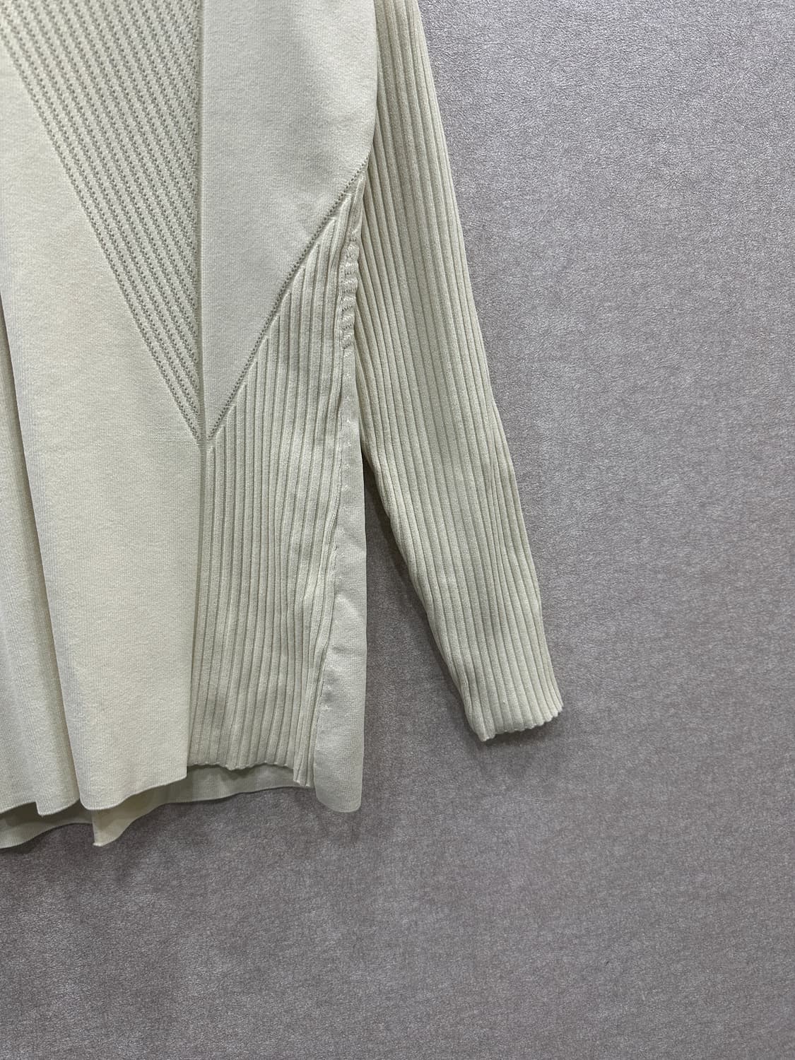 COS 브이넥 니트 상품이미지5