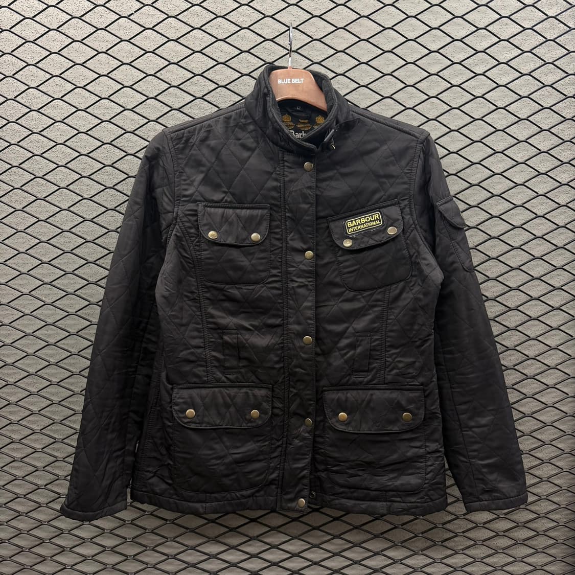 바버 인터네셔널 퀼팅자켓 기모안감 4포켓 벨티드 디테일 블랙 상품이미지2