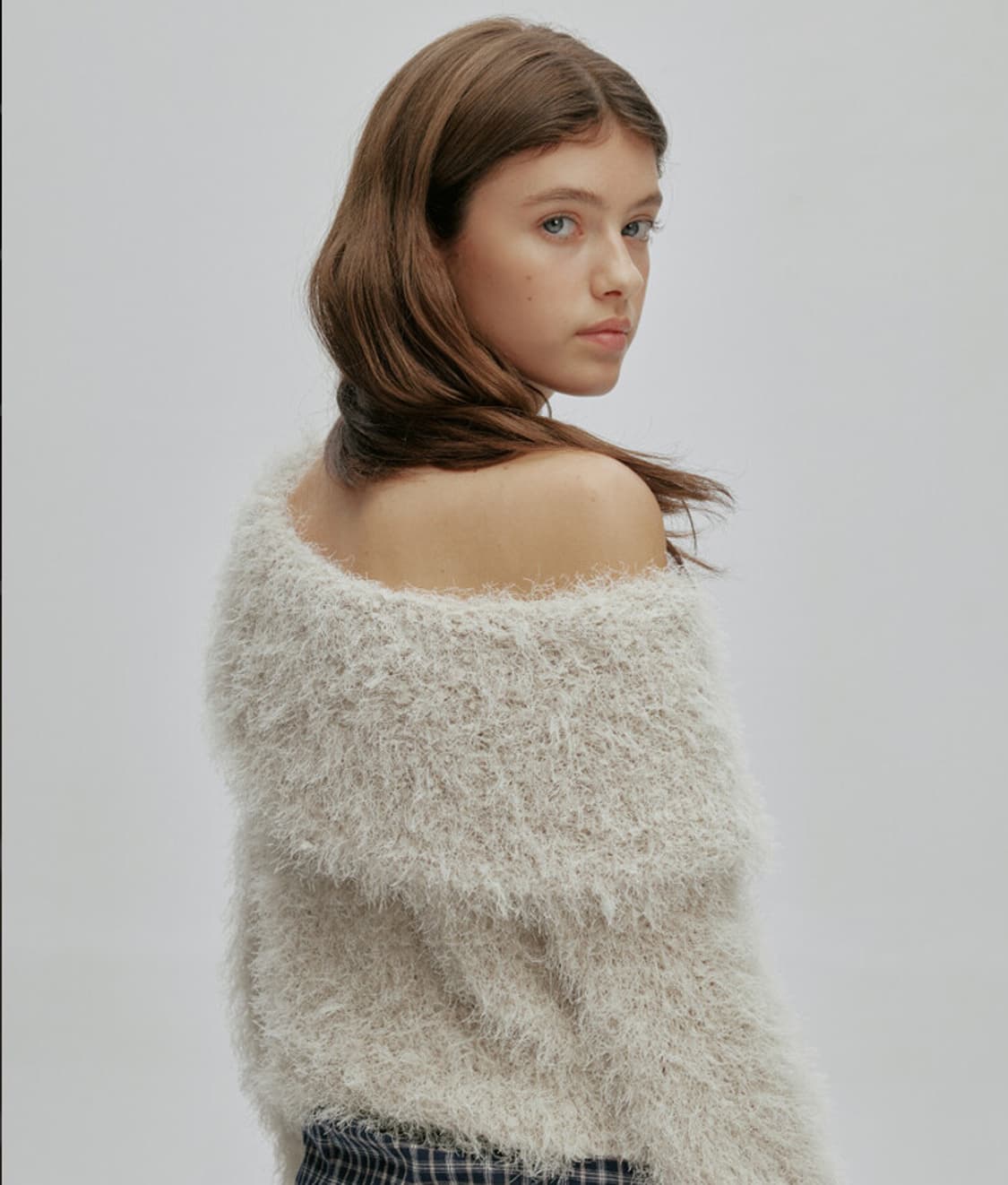 [새상품] 애프터아워즈 소프트 헤어리 원숄더 니트 베이지 상품이미지1