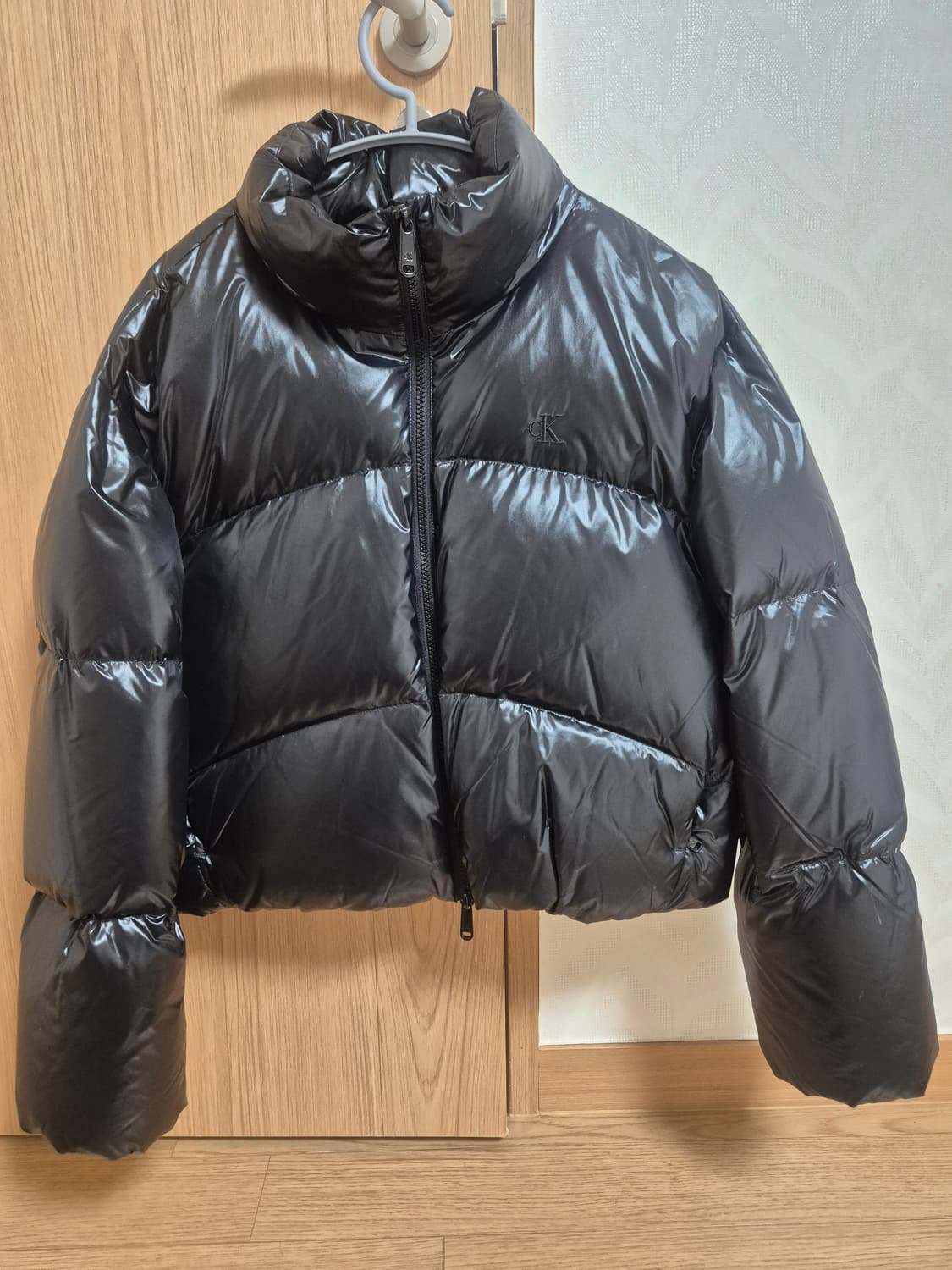 캘빈클라인 블랙 유광 숏패딩 S 상품이미지1