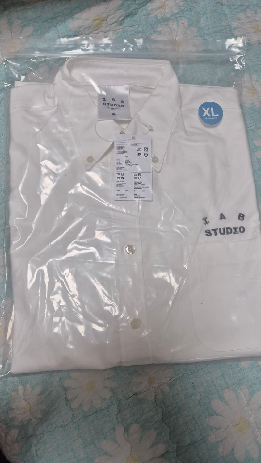 아이앱 스튜디오 화이트 셔츠 팝니다. 상품이미지1
