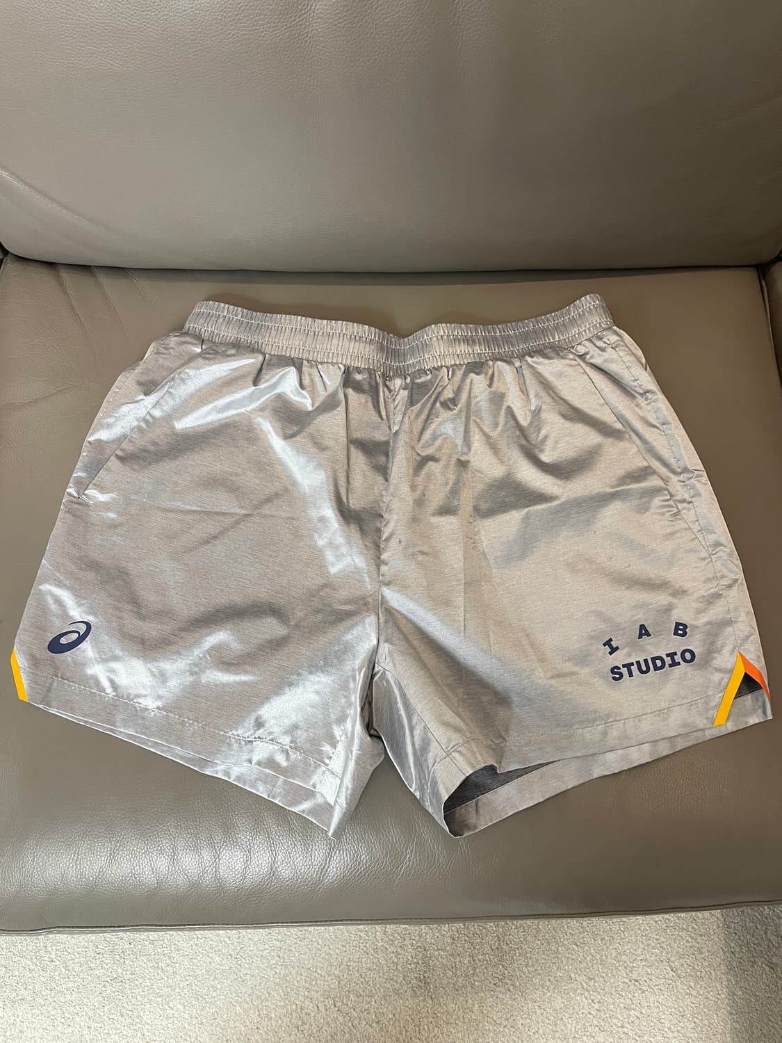 [L] 아이앱 스튜디오 x 아식스 실버 우븐 쇼츠 상품이미지1