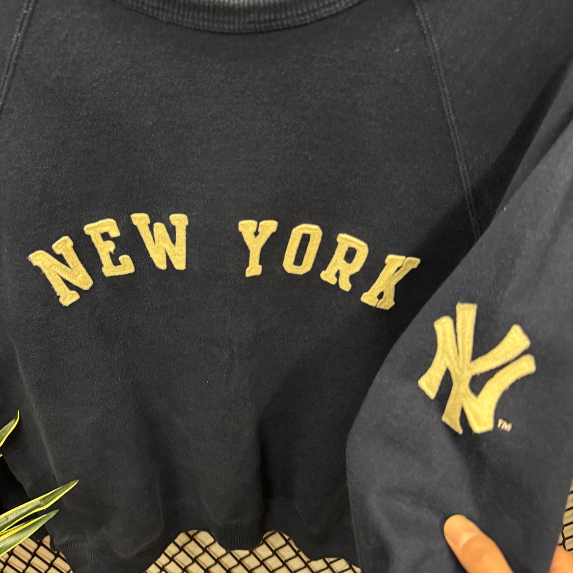 MLB X 양키스 맨투맨 전면 레터링 로고 포인트 네이비 상품이미지5