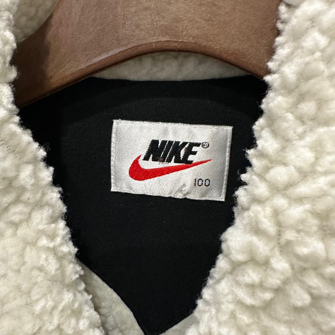 나이키 집업 베스트 쉐르파 안감 카라넥 로고 디테일 블랙 상품이미지6