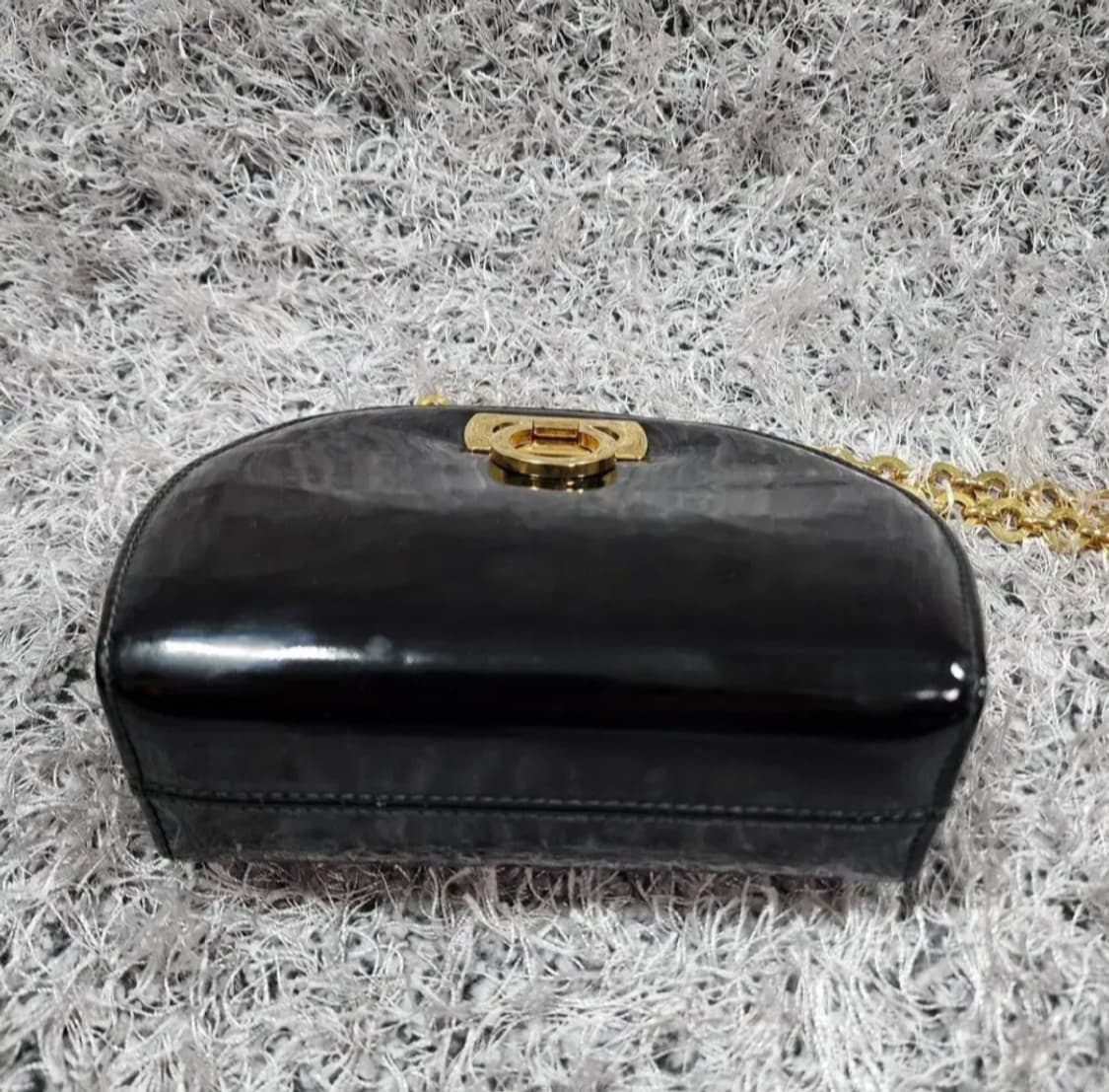 페라가모 페이턴트 미니 체인 크로스백 상품이미지4