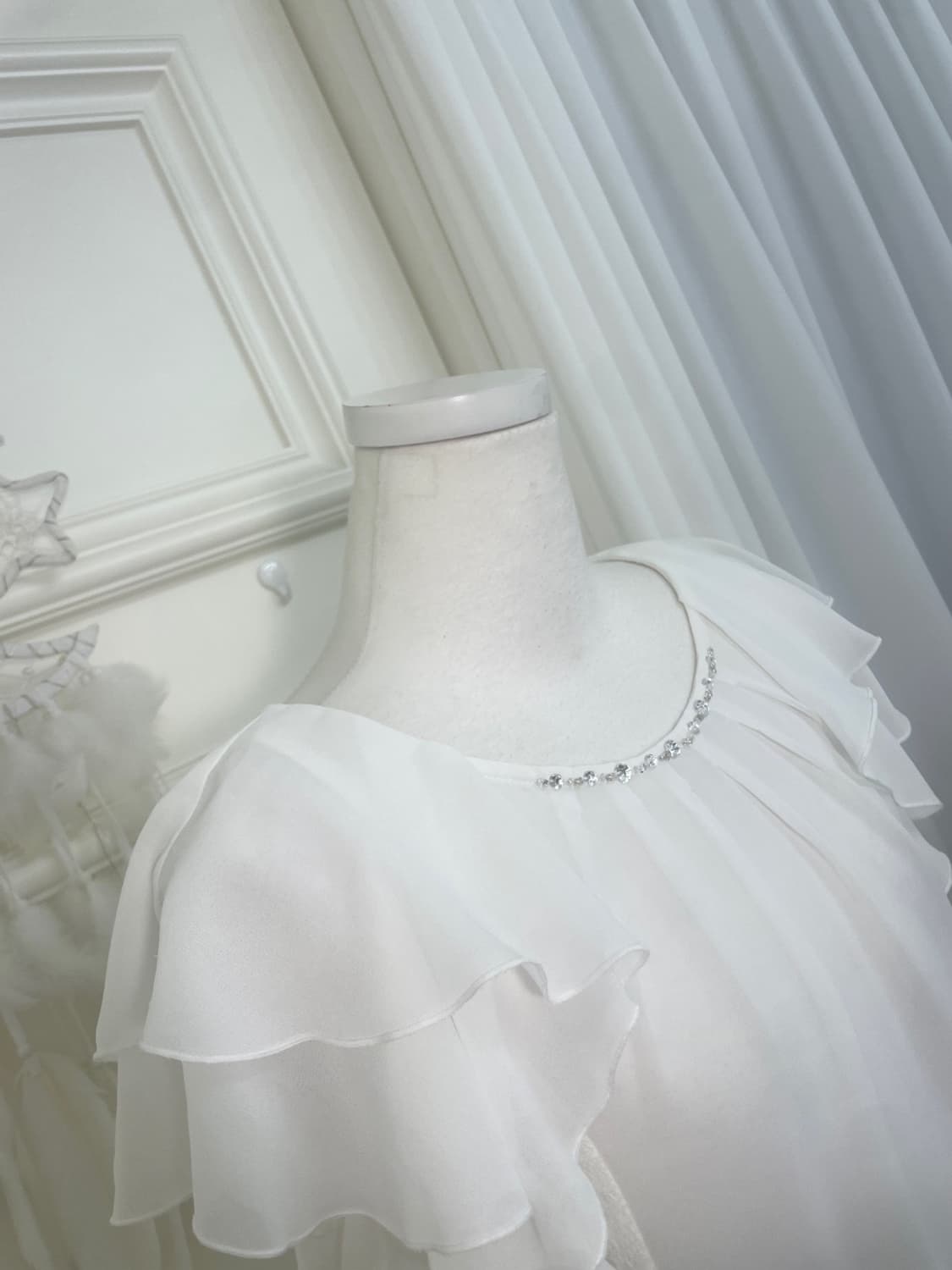 white ruffle cubic lace trim blouse 상품이미지7