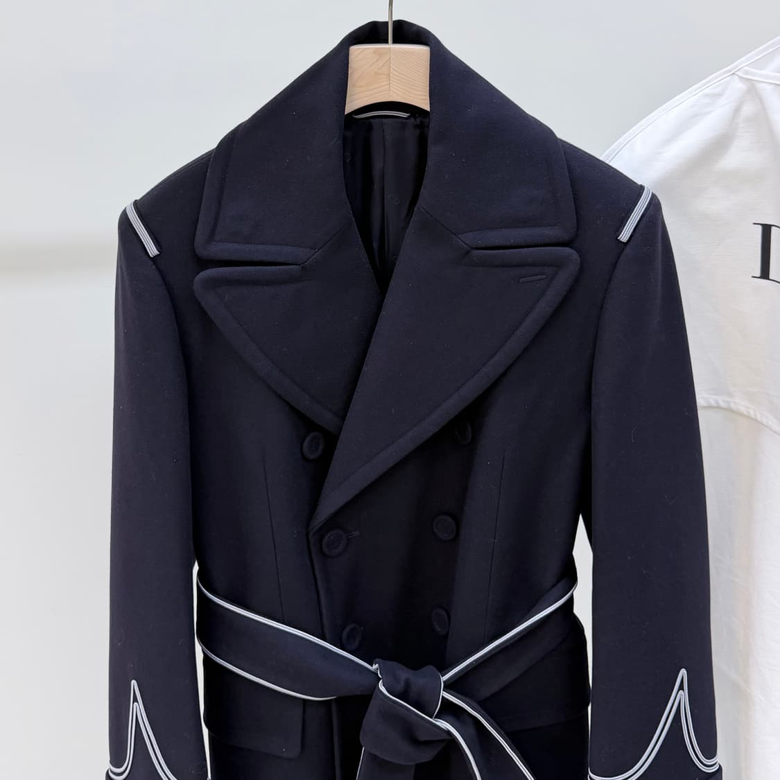 [S+급/48] 디올 파이핑 벨트 코트 블랙 상품이미지2