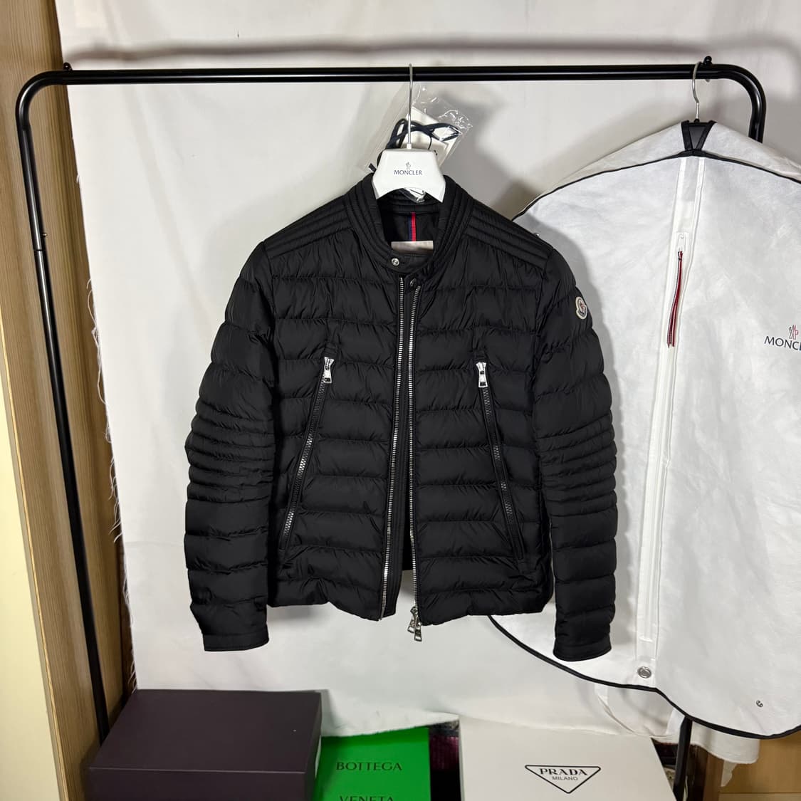 몽클레어 아미오 라이더 경량패딩 쇼트 다운 자켓 블랙 상품이미지2