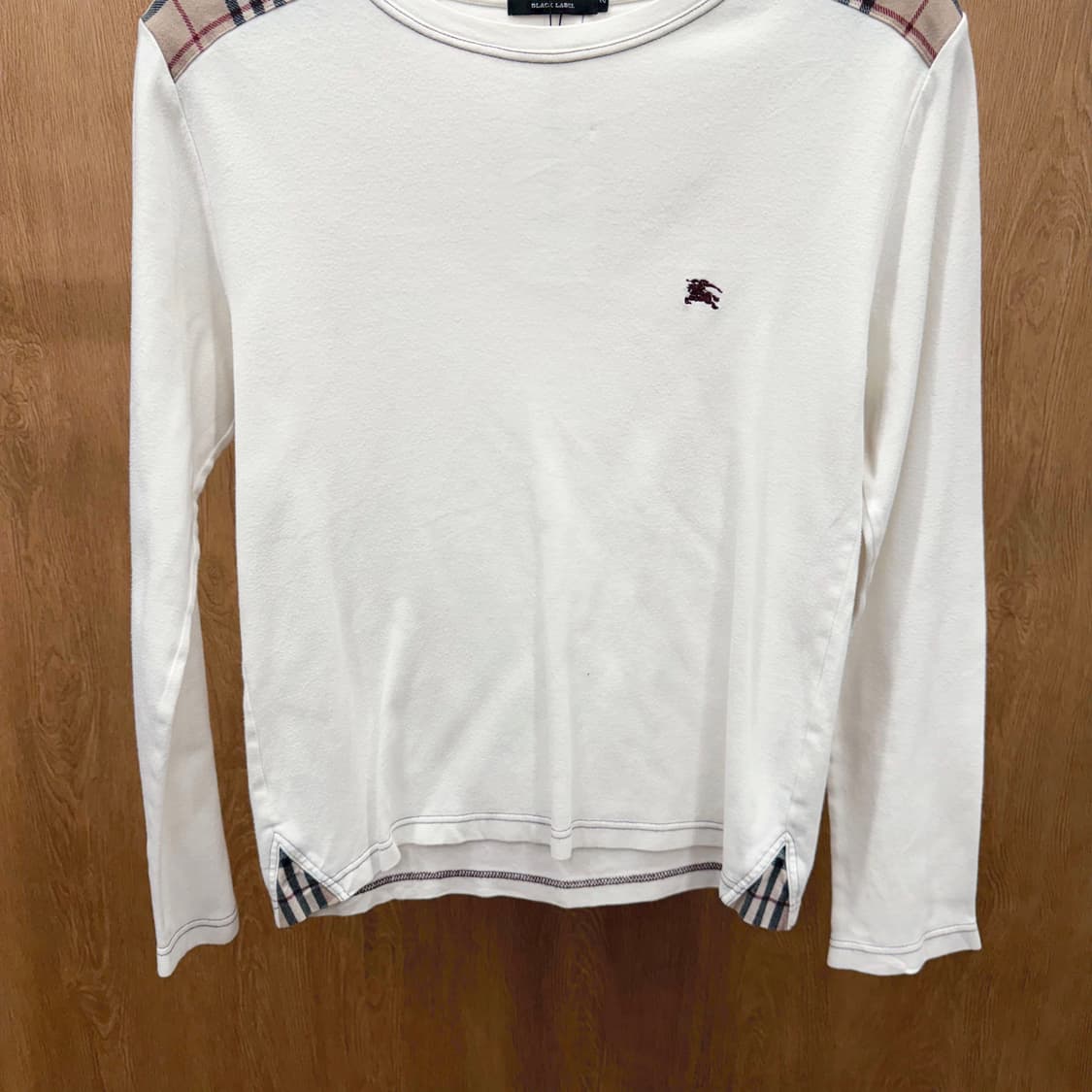 버버리 블랙 라벨 라운드넥 티셔츠 로고 자수 체크 배색 디테일 아이보리 상품이미지5