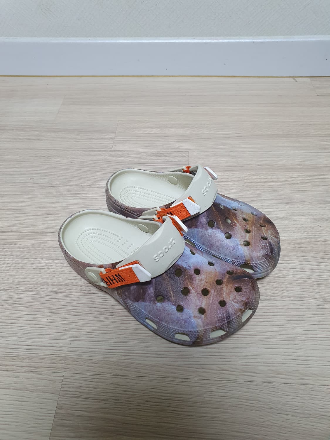 크록스 x WHR 클래식 클로그 슬리퍼 240 상품이미지2