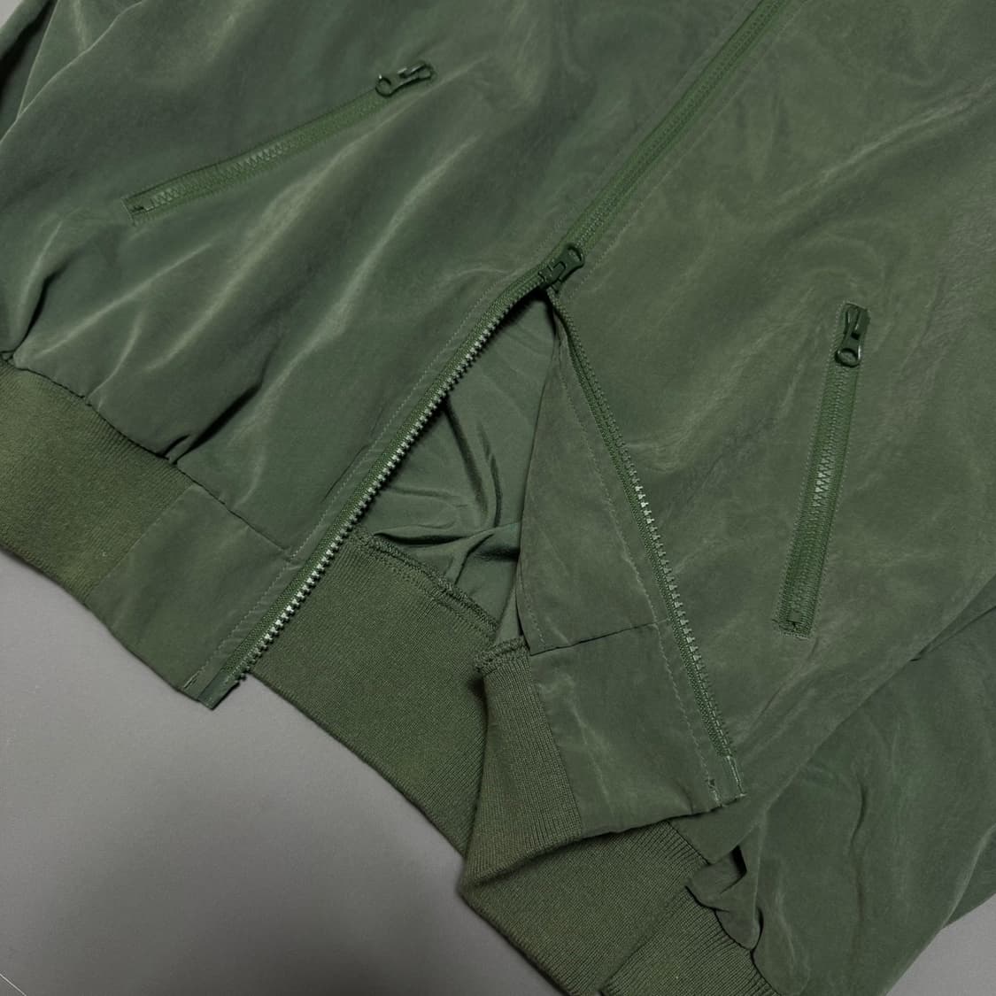 빔즈(BEAMS) 카키컬러 폴리에스터 더블 집업 하이넥 테크 윈드브레이커 상품이미지4