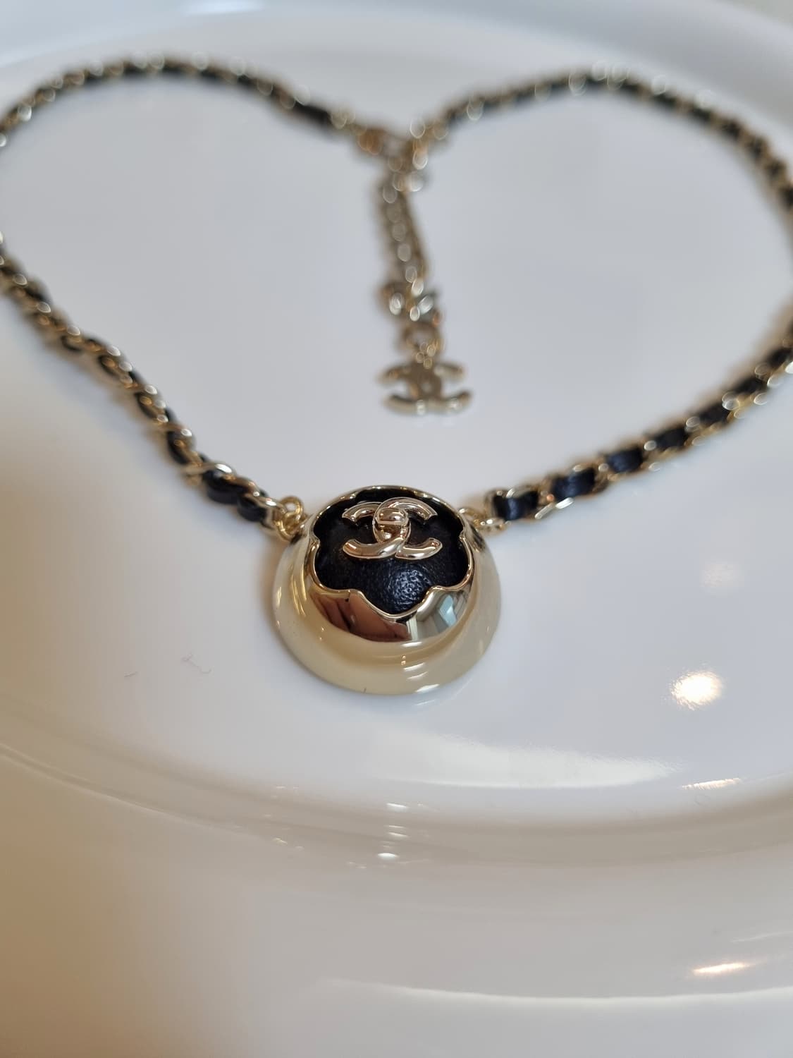 샤넬 업사이클링 가죽체인 까멜리아 턴락 목걸이 상품이미지3