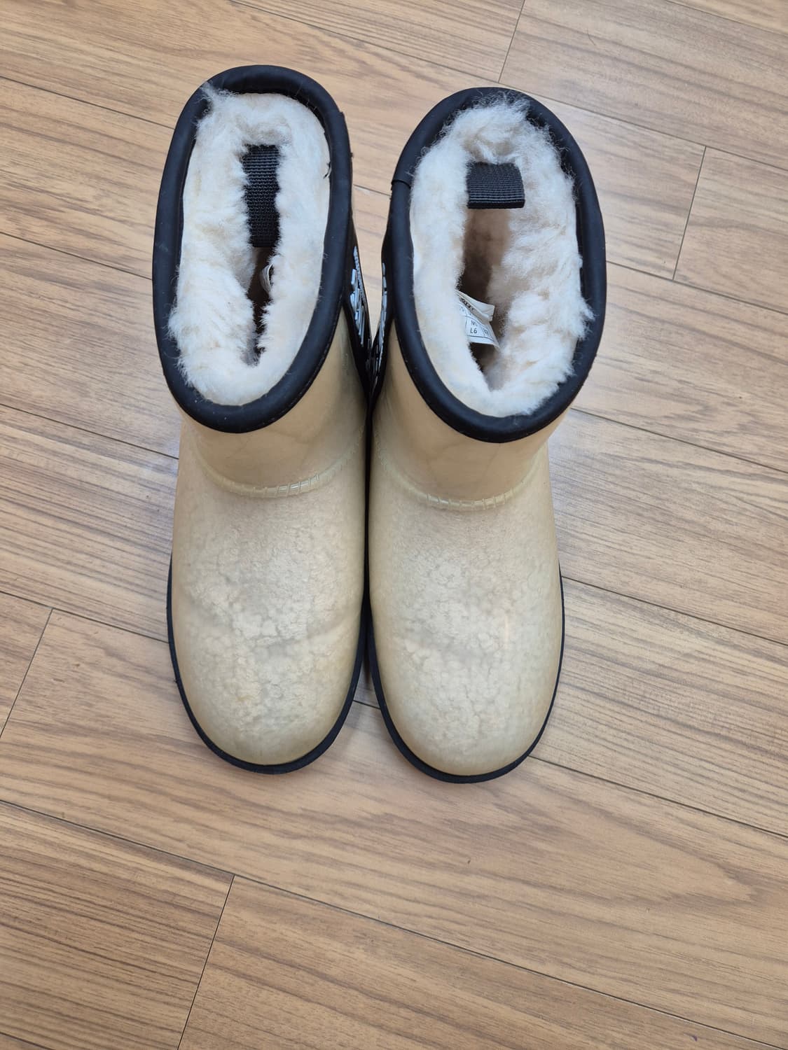 어그 클리어 부츠 EU37사이즈 팝니다. 겉은 클리어 소재로 되어있고,  상품이미지1