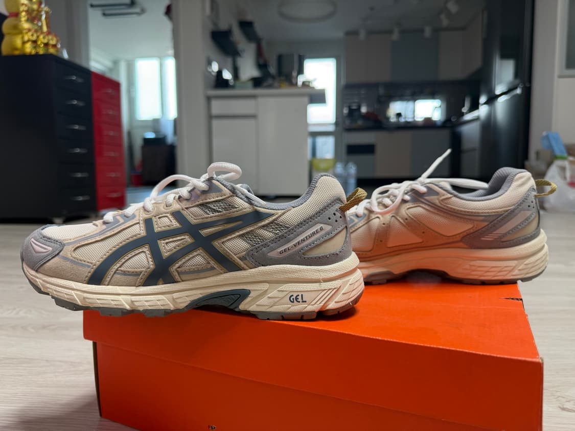 [245] 아식스(W) 젤 벤쳐 6 SPS 버치 아이언클래드 아이보리 상품이미지2