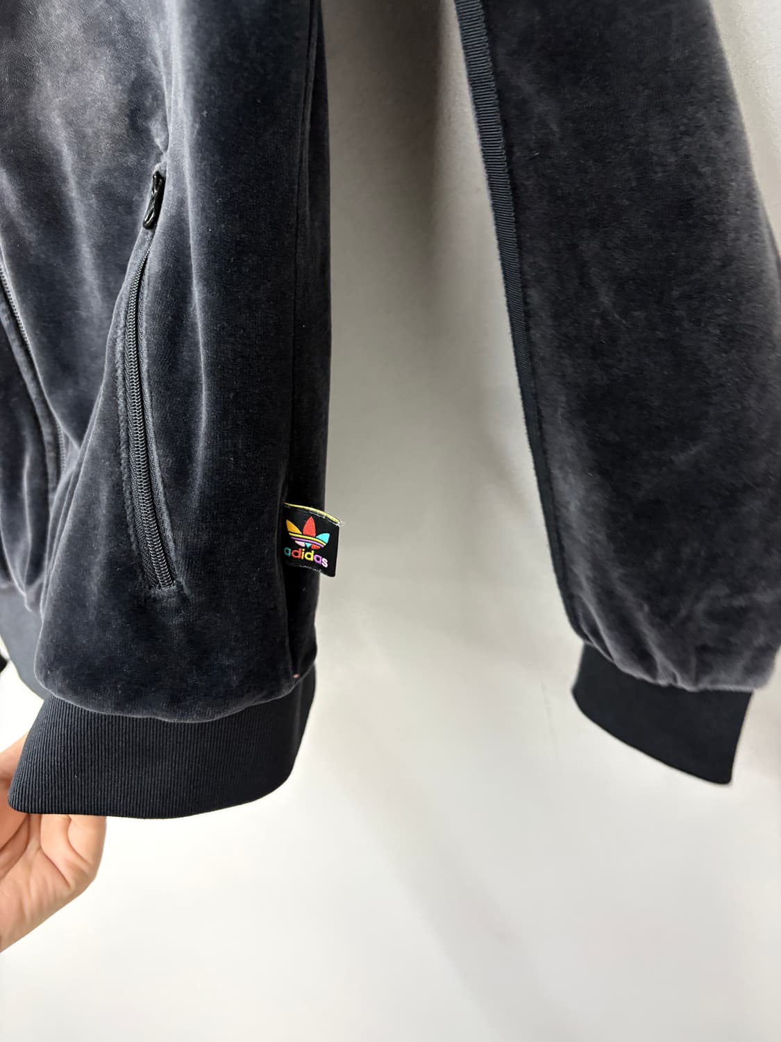 아디다스 X 퍼렐 윌리엄스 벨벳 트랙 자켓 A3723 상품이미지4