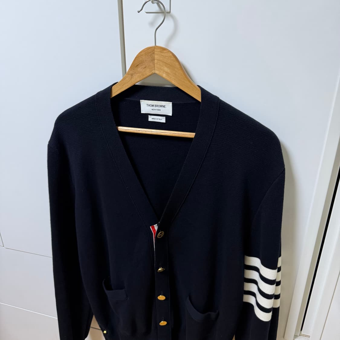 톰브라운 사선완장 밀라노스티치 금장 가디건
3  상품이미지2