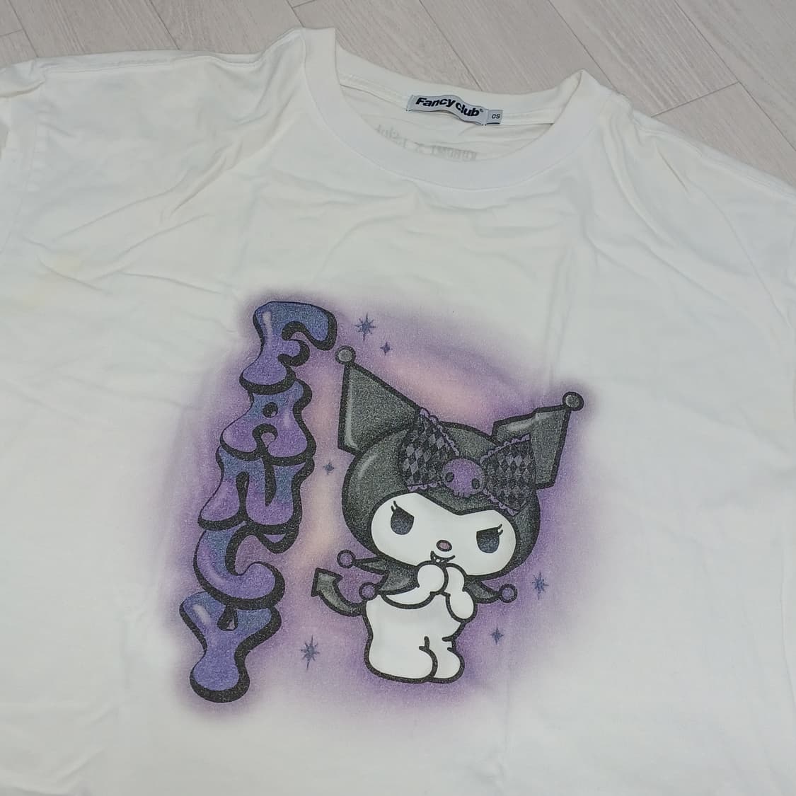 네스티팬시클럽 산리오 쿠로미 콜라보 글로시 반팔 티셔츠 상품이미지1