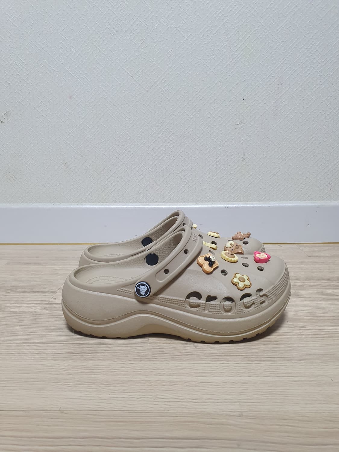 크록스 바야 플랫폼 클로그 240 상품이미지1