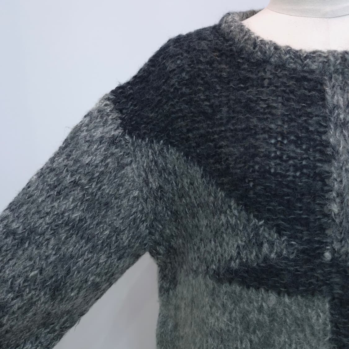 울혼방 모헤어 그레이 배색 니트 상품이미지4