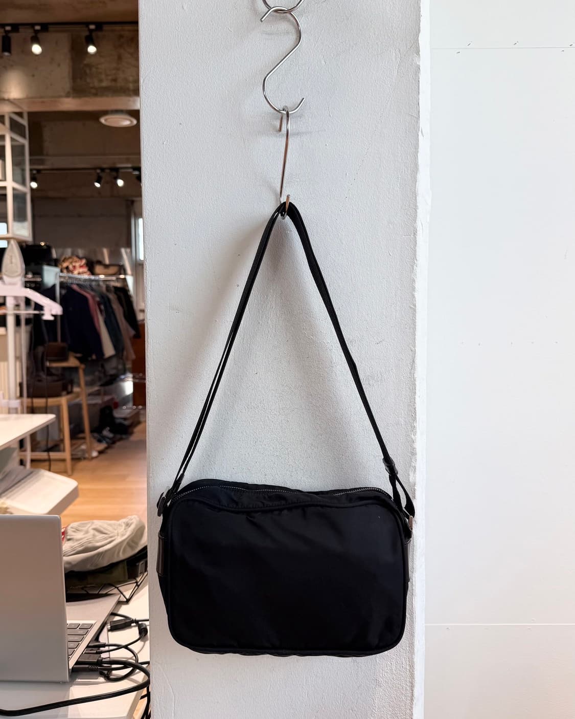 프라다 블랙 포코노 나일론 크로스백 상품이미지4