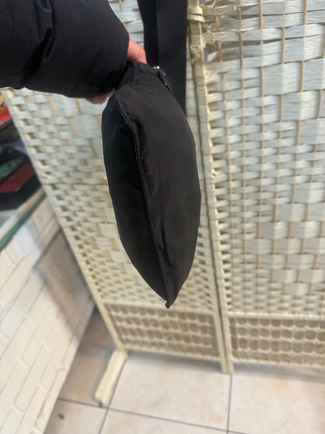 정품 프라다 나일론 크로스백 팝니다 상품이미지6