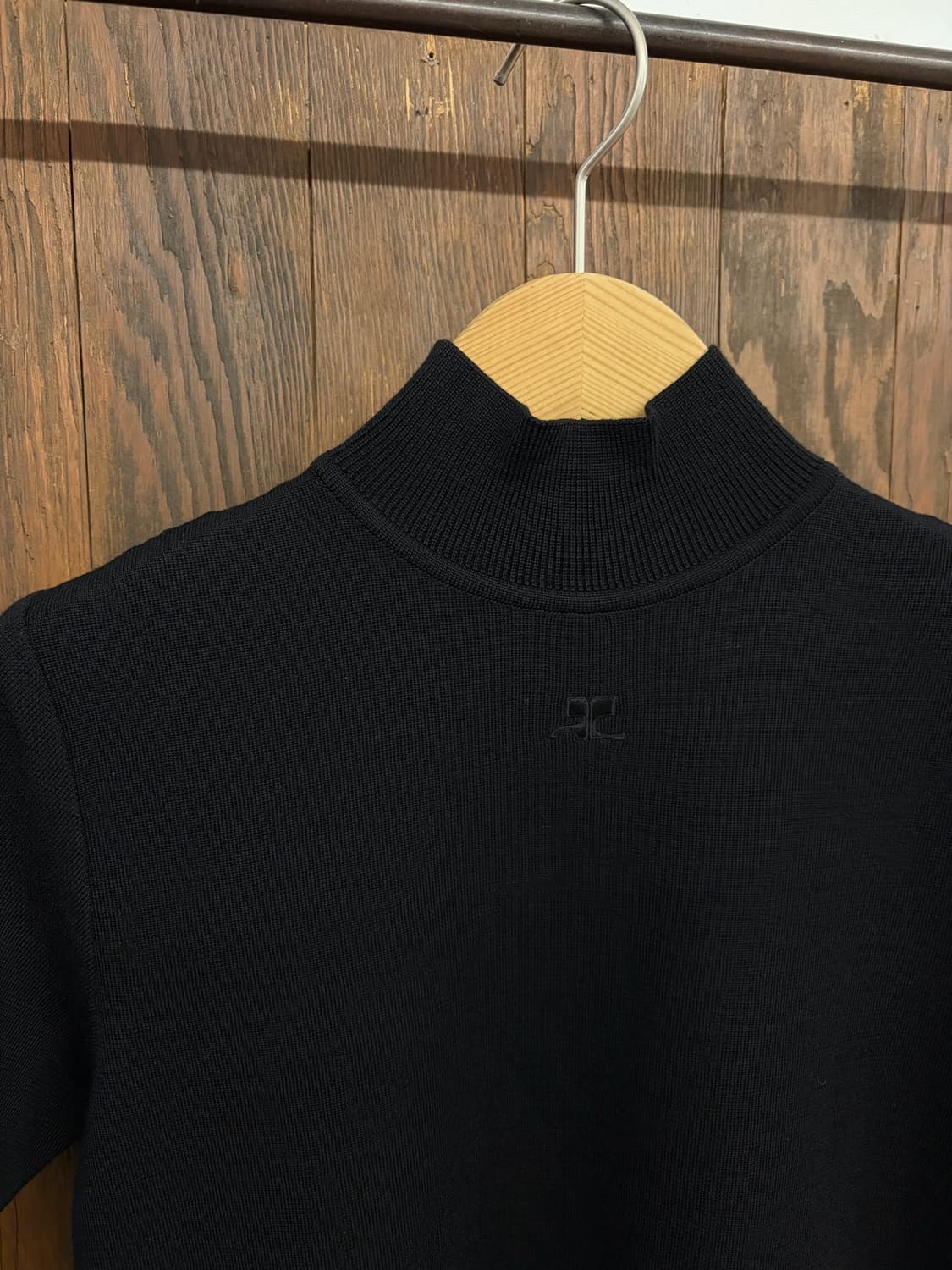 꾸레쥬 정품 블랙 로고 반팔니트 상품이미지6