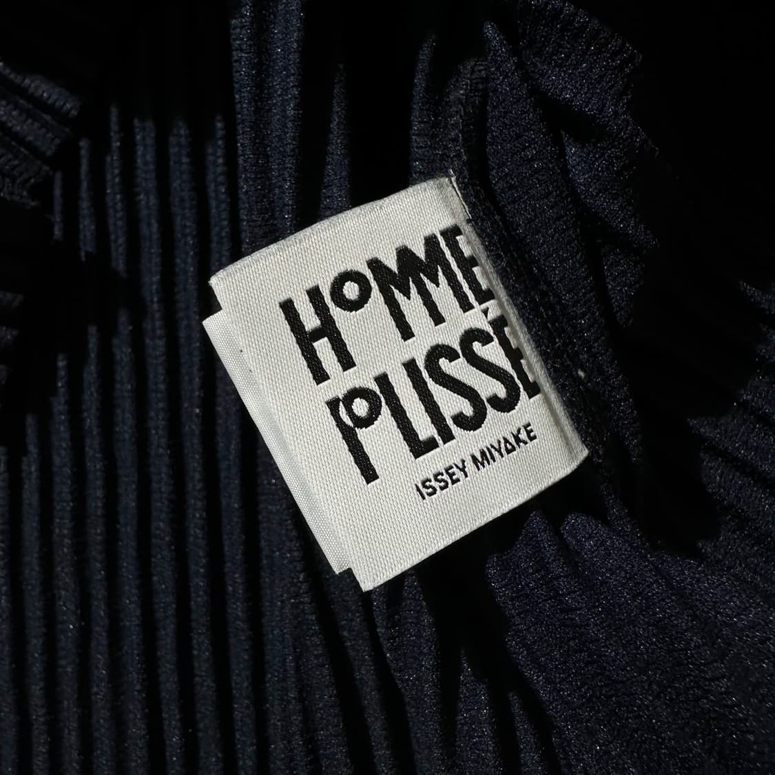 이세이 미야케 옴므플리세 플리츠 하이넥 롱슬리브 탑 네이비 상품이미지5