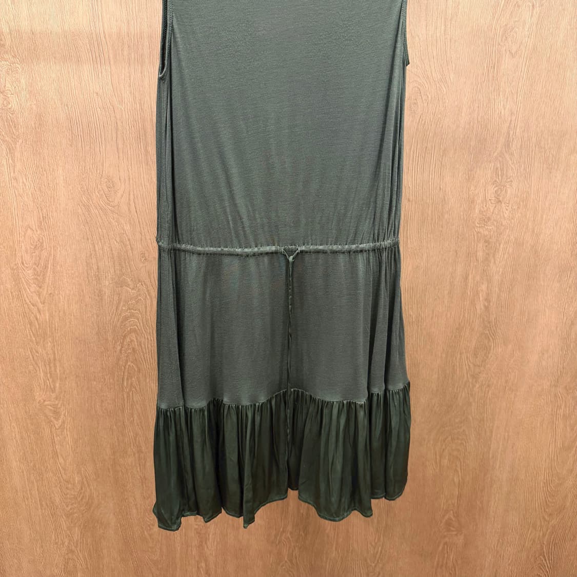 띠어리 럭스 슬리브리스 원피스 하단 티어드 러플 드로스트링 디테일 카키 상품이미지5