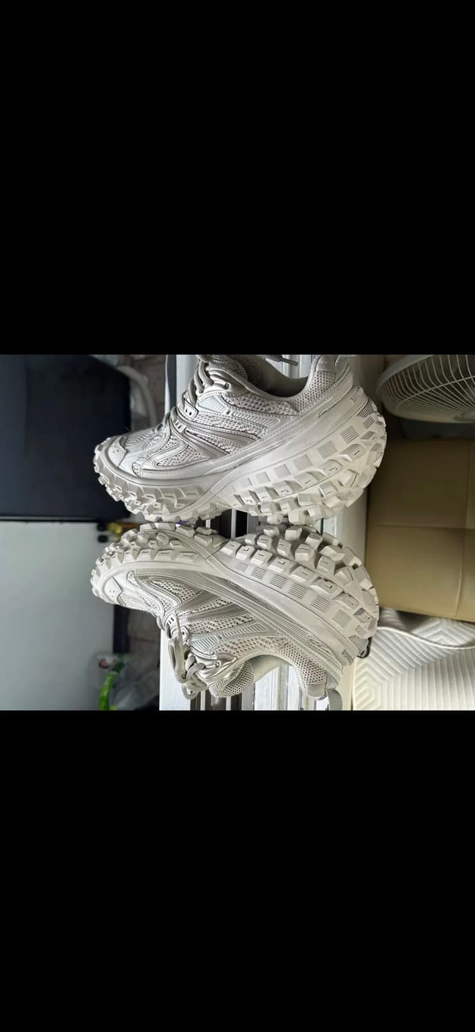 발렌시아가 디펜더 베이지 41사이즈 판매합니다. 상품이미지3