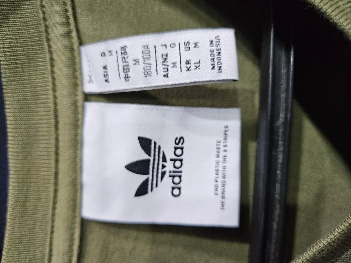 아디다스 자수 카키 남성 슬림핏 105 반팔티 상품이미지3