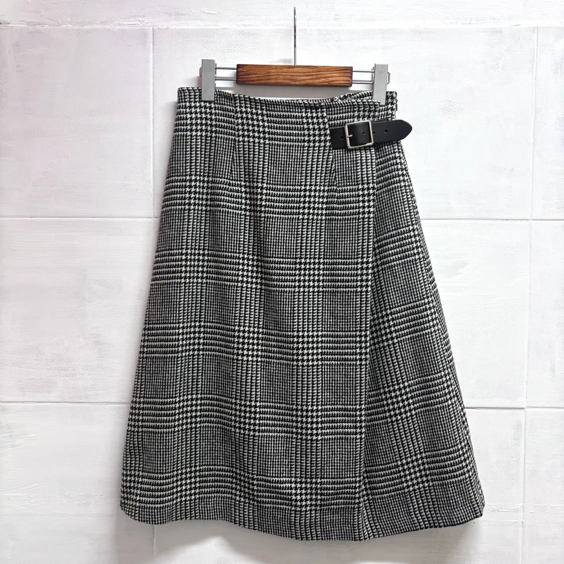 O'NEIL of DUBLIN 오닐 오브 더블린 가죽버클 울 미디 스커트 상품이미지1