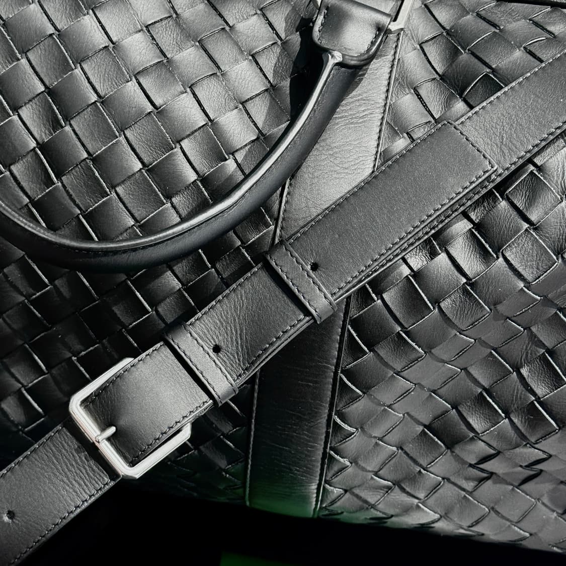 [풀구성] 보테가베네타 인트레치아토 라지 레더 더플 백 상품이미지7