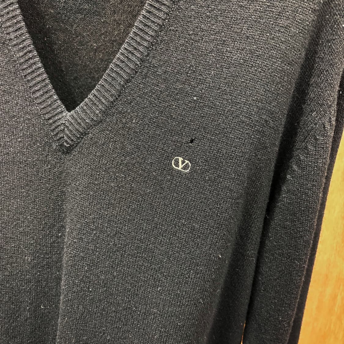 발렌티노 딥 브이넥 긴팔 울 니트 클래식 로고 자수 리브 디테일 블랙 상품이미지6