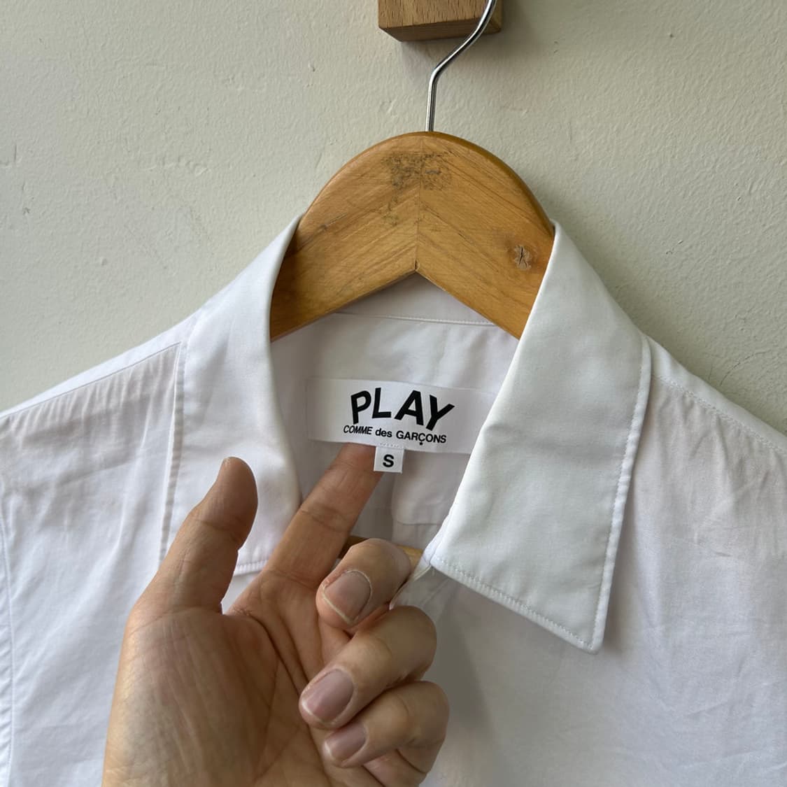 16141 - 꼼데가르송 레드 와펜 화이트 셔츠 상품이미지3