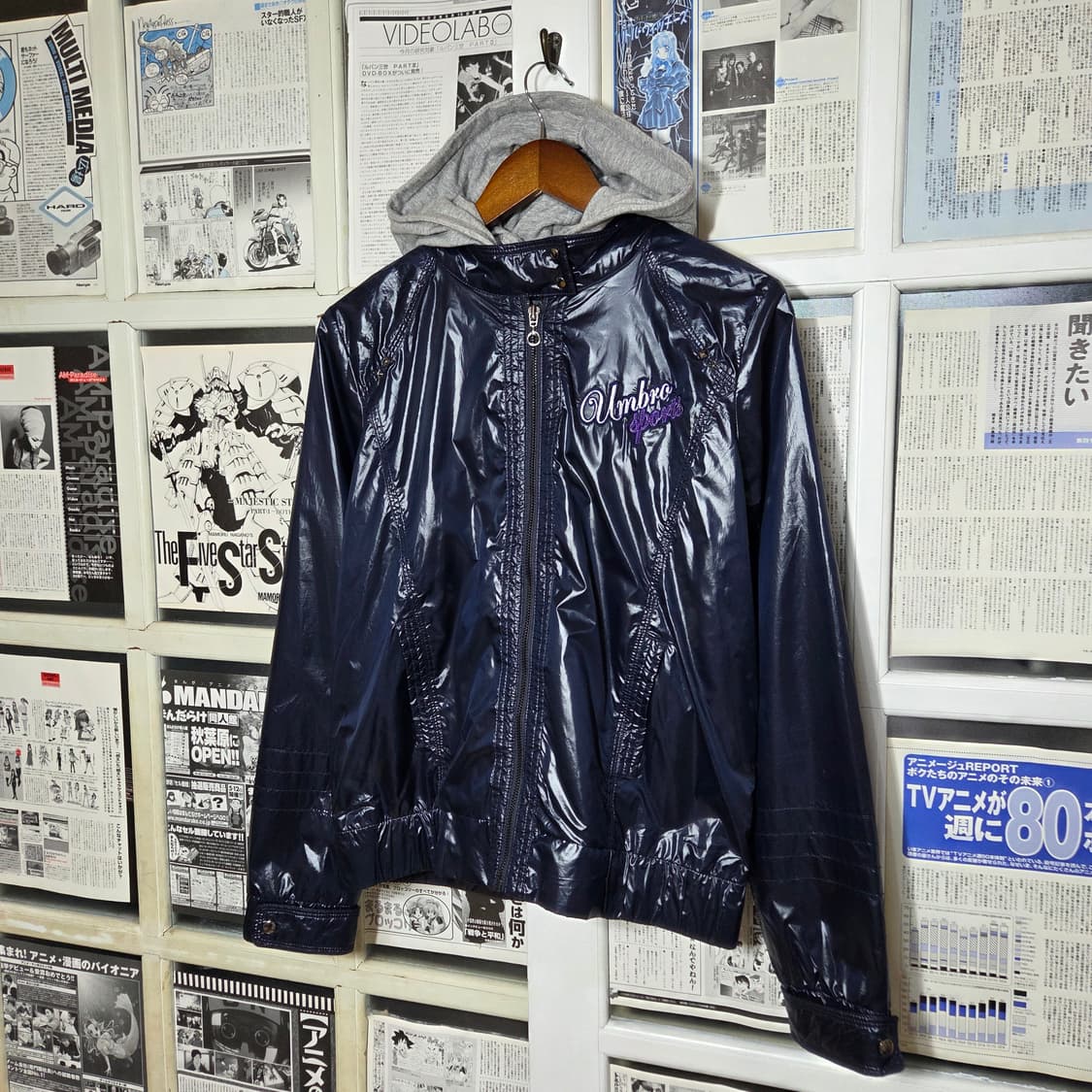 엄브로 네이비 유광 바람막이 자켓 상품이미지1