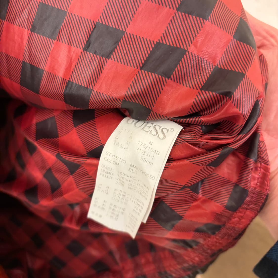 게스 유광 덕다운 패딩 조끼 상품이미지4