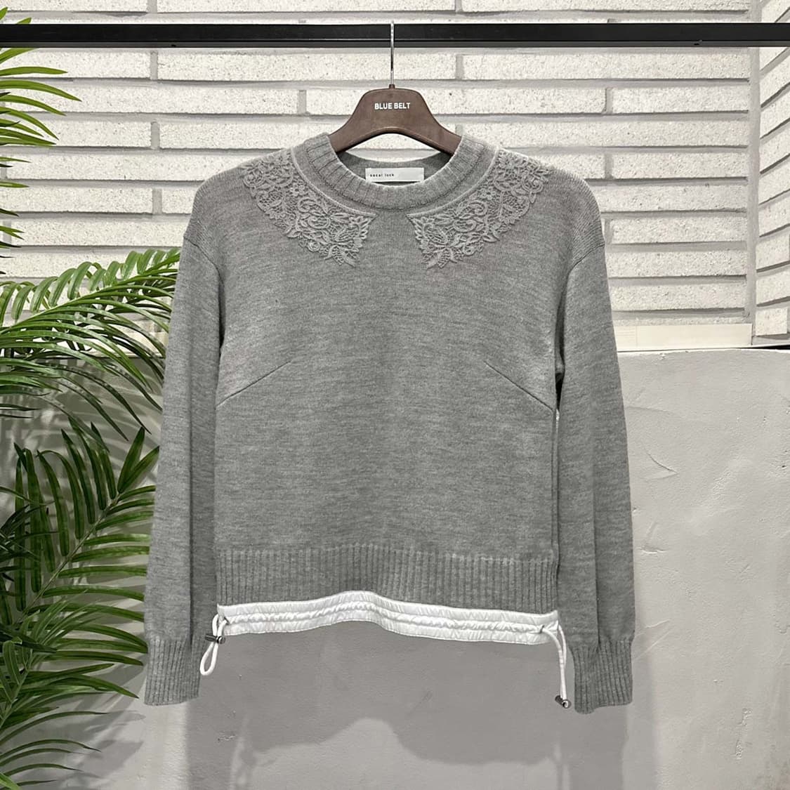 사카이 럭 라운드넥 니트 밑단 스트링 레이스 디테일 그레이 상품이미지2