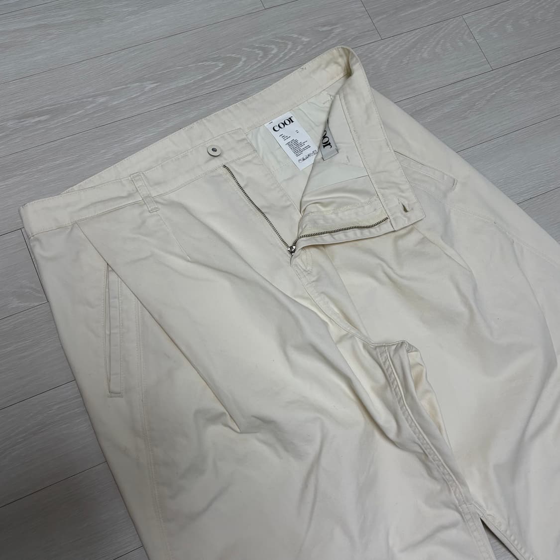 (L)쿠어 코튼 블렌드딥 플리츠 커브드 팬츠 크림베이지 상품이미지5