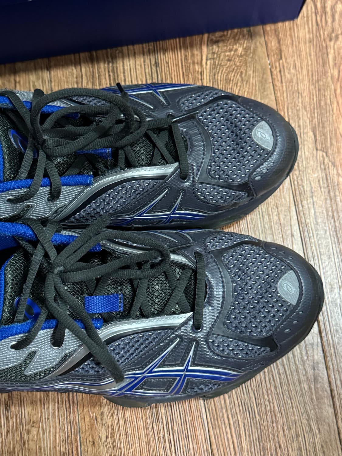 아식스 x 키코 코스타디노브 젤 퀀텀 지엔치아 다크 그레이 상품이미지4