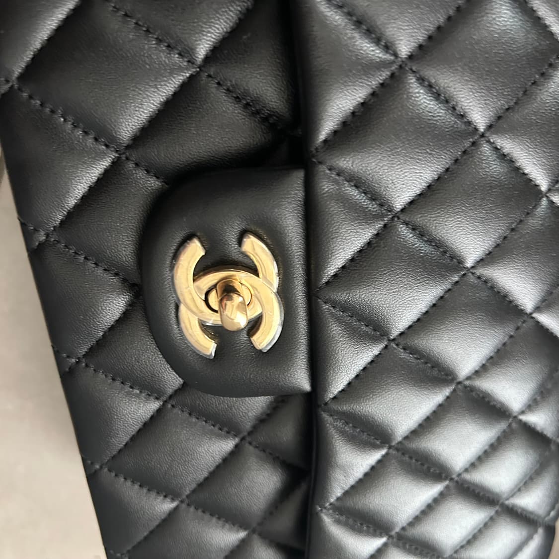 새상품 샤넬 클래식 플랩백11.12 미듐 블랙 24년12월구매 상품이미지4